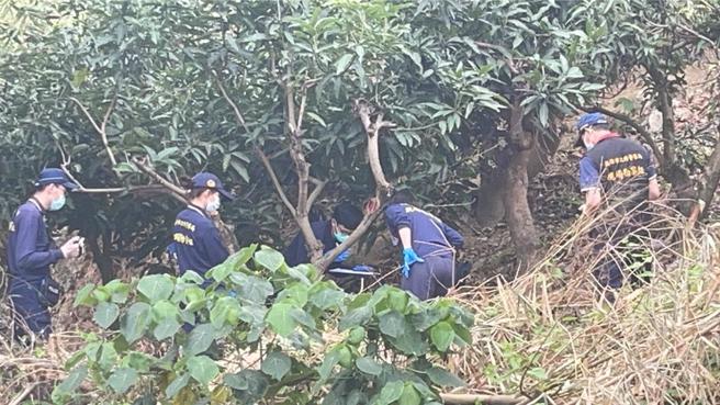 林园警分局获报发现女婴尸体，鑑识小组到场採证。（翻摄照片／洪靖宜高雄传真）
