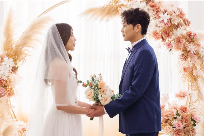 書偉與宇宙在〈分合〉MV飾演情侶。（相信音樂提供）