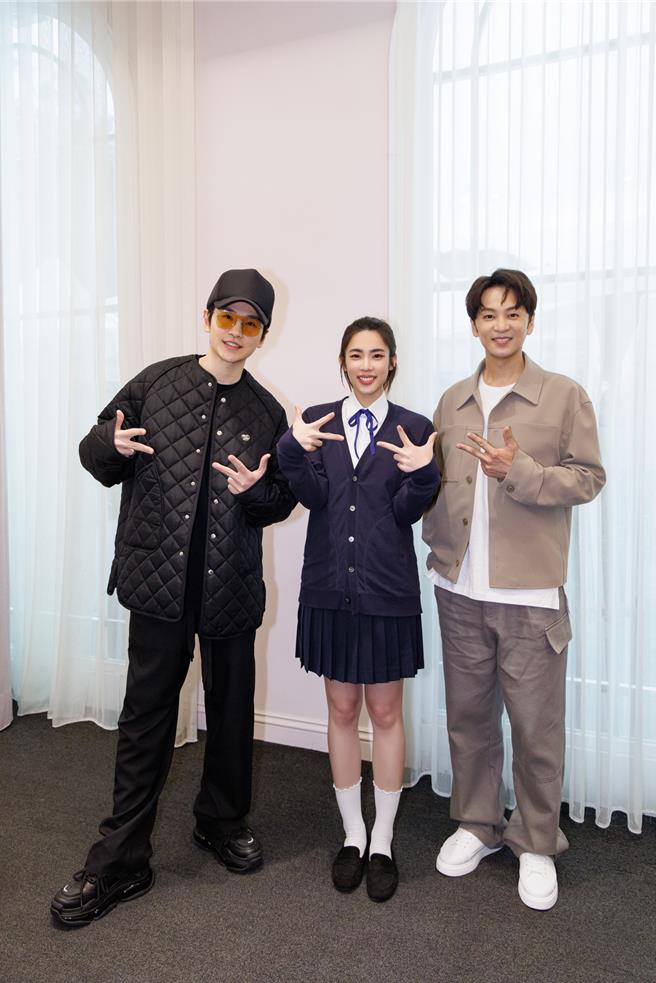 團長牛奶（左）來探班拍攝現場。（相信音樂提供）