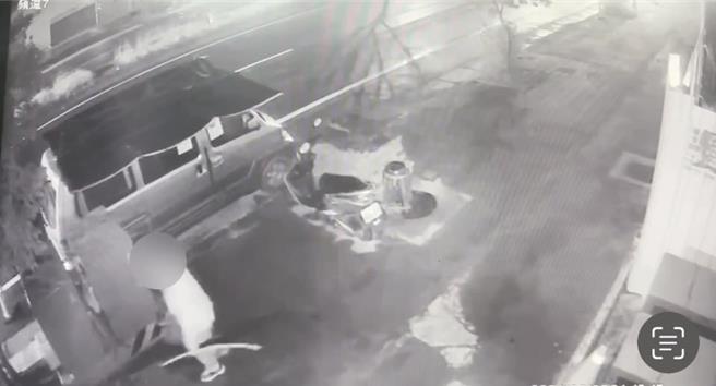 一名竊賊專挑施工中建案下手，趁夜黑風高竊取電纜線變賣。（竹北分局提供／邱立雅竹縣傳真）