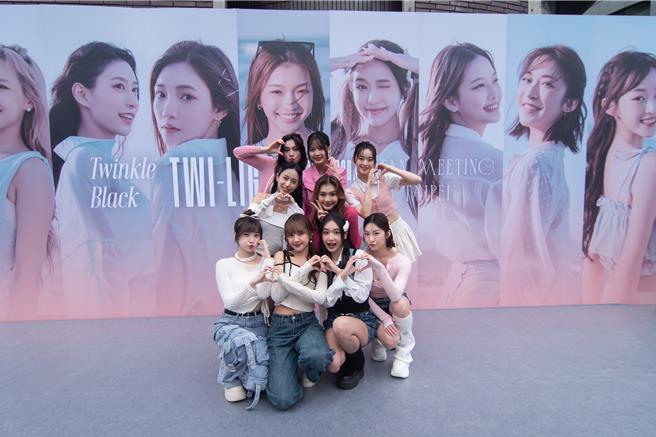 黑曜精靈舉辦簽書會。（星光瑞瑞提供）