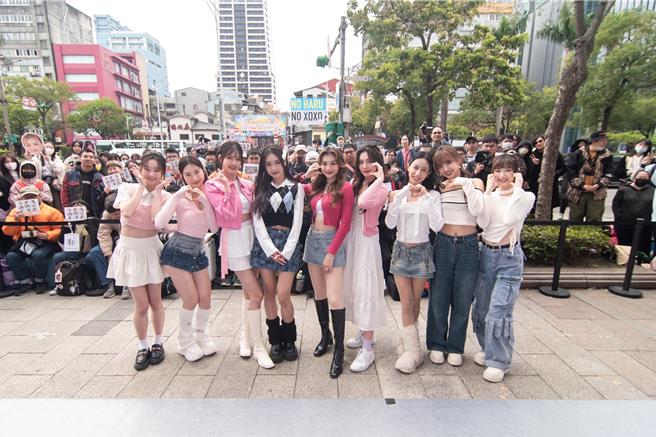 簽書會湧入大批粉絲，讓黑曜精靈相當感動。（星光瑞瑞提供）