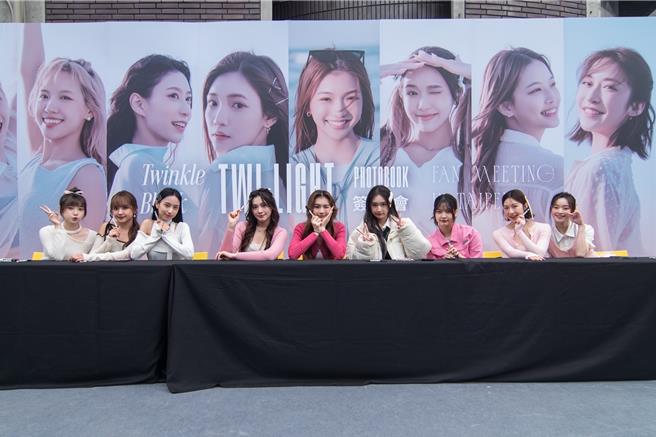 依沛（左起）、雨璇、名慧、李紫嫣、力安、郭郭、采婕、張瑄、Emma。（星光瑞瑞提供）