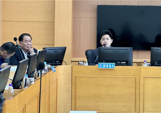 民進黨市議員蔡耀頡質疑，市府動用二備金採購市政顧問背心，根本在逃避議會監督。（張亦惠攝）