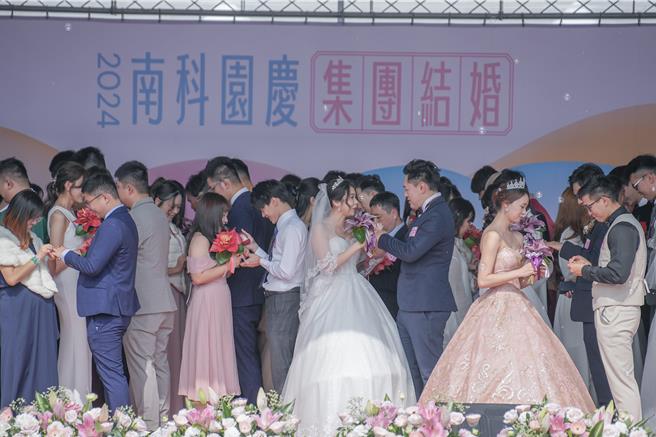 南科管理局去年舉辦公證婚禮，共有66對新人參加。（南科管理局提供／寶智華台南傳真）