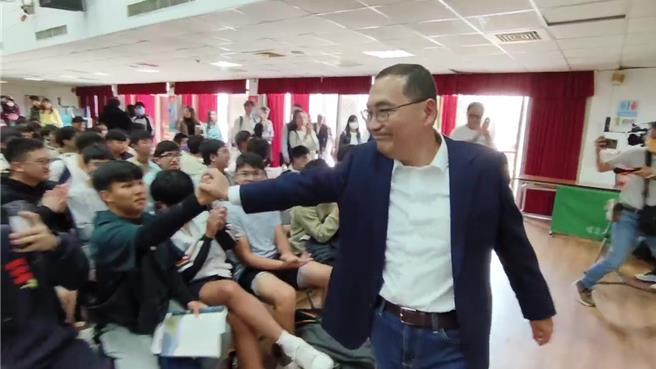 新北市長侯友宜今天下午回母校嘉義高中，受到熱情歡迎。（廖素慧攝）
