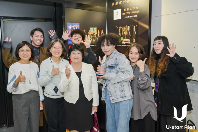 膑膑工作室获教育部青年署原样U-start绩优团队，与教育部青年署陈雪玉署长、萧智文副署长合影。(照片/玄奘大学提供)