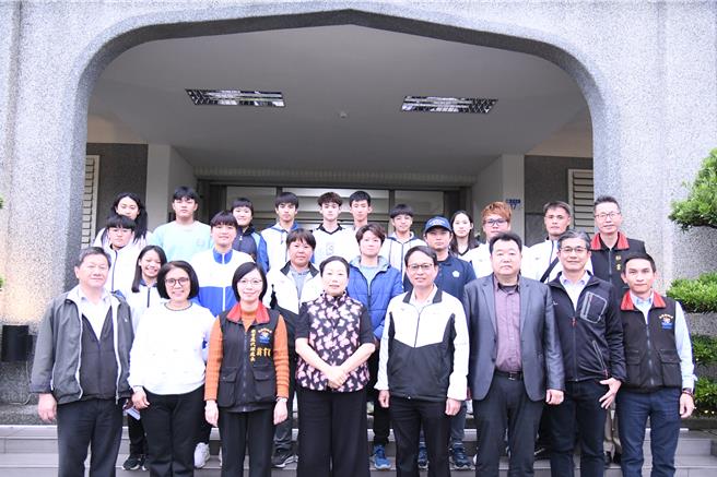 花蓮今年有10名運動小將代表台灣出賽國際少年運動會（ICG），縣長徐榛蔚（前左四）昨特別會見花蓮代表隊，期勉選手們為自己及團隊爭取最佳成績。（花蓮縣政府提供／羅亦晽花蓮傳真）