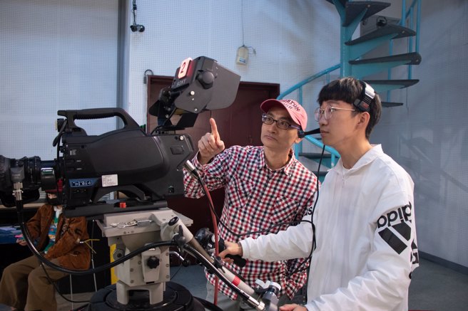 世新大學廣電系主任葉基固（左）期待業界師資能為學生帶入更多實習資源。(照片/世新大學提供)