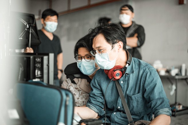 移居台灣的香港電影導演陳瀚恩（前者）加入世新廣電系教授群。（照片/陳瀚恩提供）