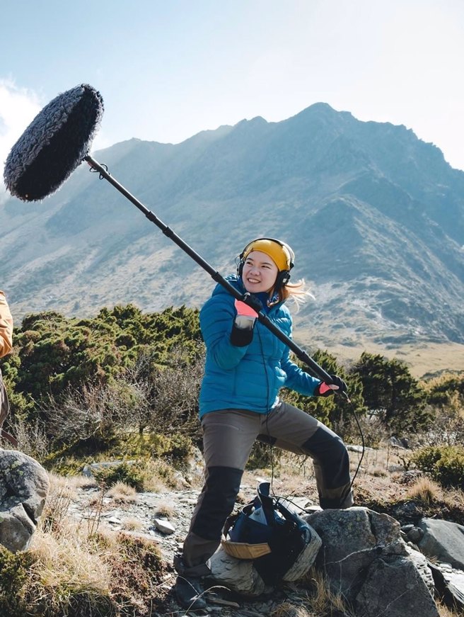 世新廣電系新任教師薛易欣為專業收音師，特別重視現場收音。（照片/薛易欣提供）