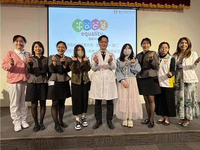 提倡「脸部平权」中国医药大学附设医院整形外近年利用多元医美技术结合显微高位筋膜拉皮手术，为顏损患者进行重建，病友29岁小陶、44岁小惠也现身感谢医疗团队。（冯惠宜摄）