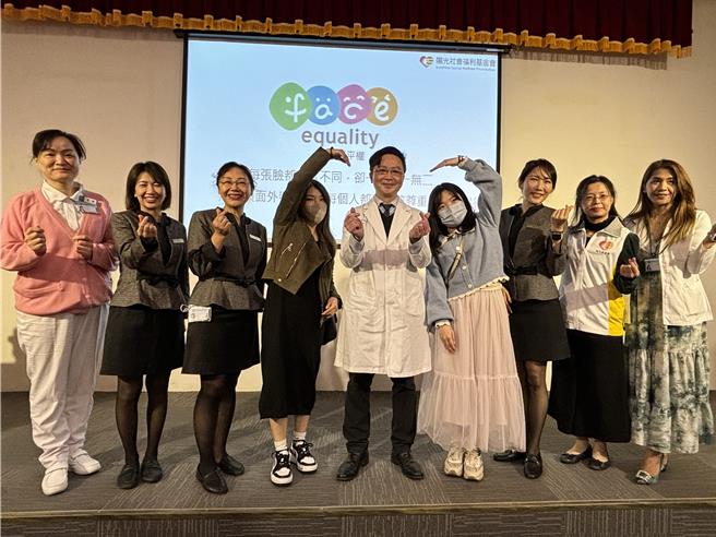 提倡「脸部平权」中国医药大学附设医院整形外近年利用多元医美技术结合显微高位筋膜拉皮手术，为顏损患者进行重建，病友29岁小陶、44岁小惠也现身感谢医疗团队。（冯惠宜摄）