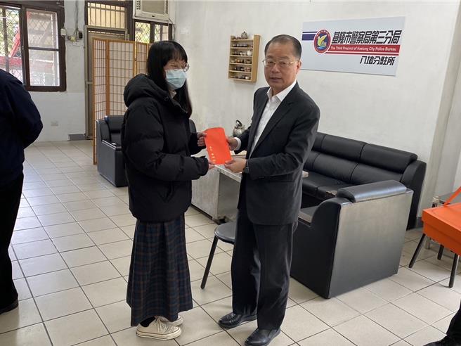 上月29日新北市简姓男子窃取小货车撞死刘姓巡路员，再衝入基隆市警局第三分局八堵分驻所导致警员苏昱鸿殉职，当时一同值班的廖姓女警受轻伤。警政署长黄明昭（右）13日赴分驻所致赠慰问金给廖姓女警（左）。（基隆市警察局提供／徐佑升基隆传真）