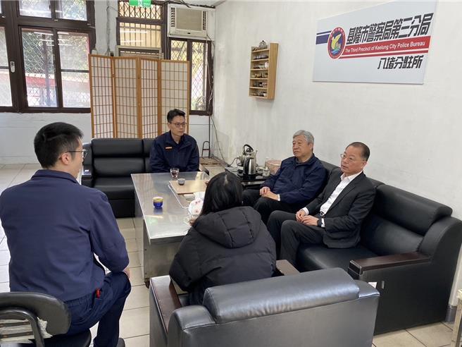 上月29日新北市简姓男子窃取小货车撞死刘姓巡路员，再衝入基隆市警局第三分局八堵分驻所导致警员苏昱鸿殉职，当时一同值班的廖姓女警受轻伤。警政署长黄明昭（右排右一）13日赴分驻所致赠慰问金给廖姓女警，并关心所内整备情形。（基隆市警察局提供／徐佑升基隆传真）