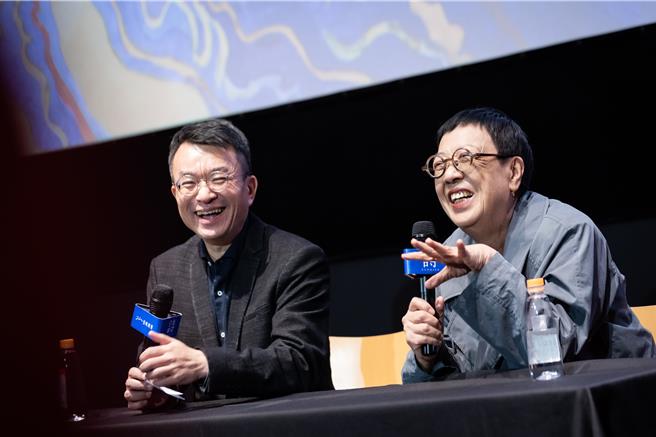 許鞍華（右）來台宣傳電影，與聞天祥現身影廳對談。（佳映提供）