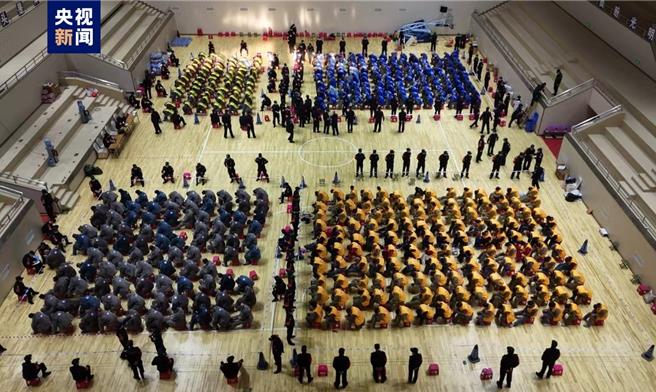 缅甸妙瓦底地区800余名中国籍涉赌诈人员经泰国被遣返回国。图为今年2月底在缅甸涉赌诈人员遣返回中国大陆。（大陆央视）