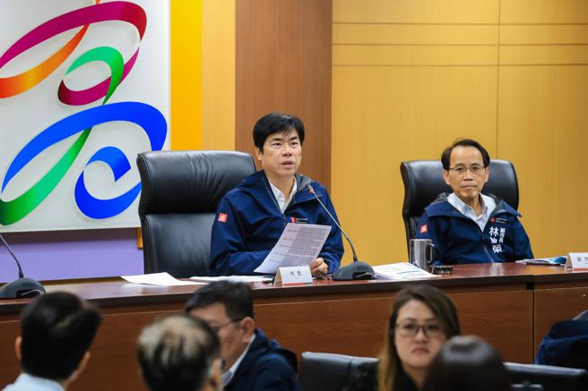 陳其邁主持市政會議，關心數位淨零雙軸轉型事宜。（圖片來源：高雄市政府提供）