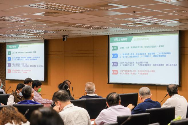 高雄市環保局於市政會議專案報告「高雄市淨零架構」，提出九大面向措施。（圖片來源：高雄市環保局提供）