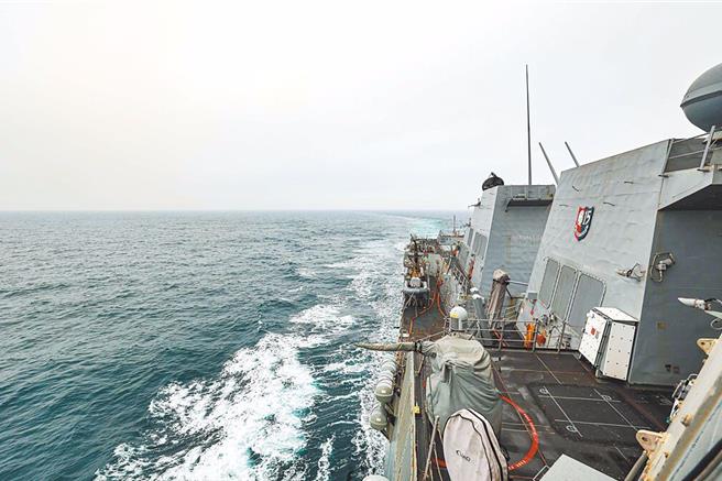 美國海軍勃克級飛彈驅逐艦芬恩號，5日例行性通過台灣海峽。（圖／摘自美國第7艦隊官網）