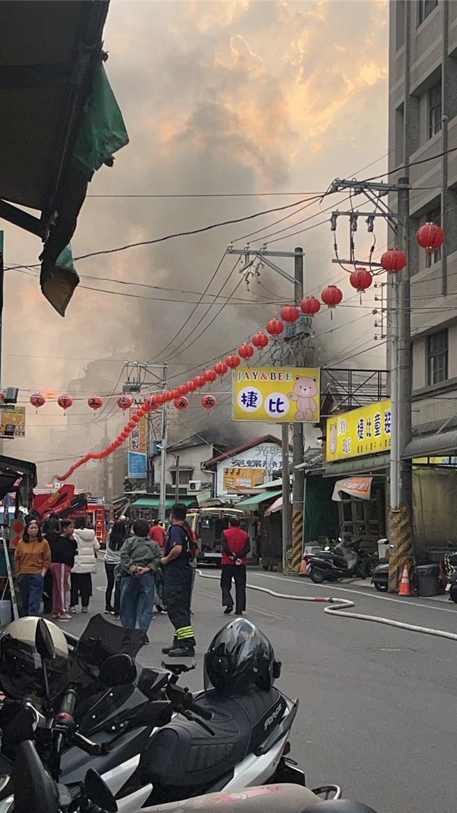 嘉市共和市场旁民宅大火，火势猛烈。（读者提供／廖素慧嘉市传真）