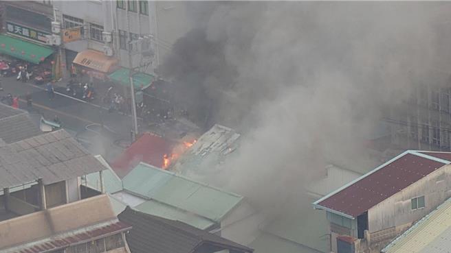 嘉市共和市场旁民宅大火，火势猛烈，浓烟衝天。（读者提供／廖素慧嘉市传真）