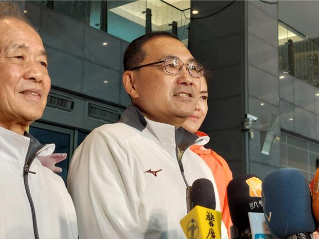 新北市長侯友宜（中）認為，社會安全網中非常重要的一環就是社工，他們站在最前線，辛苦致力於擔任守護者的角色，對於發生這樣的事，不少社工至今心情都難以平復。（陳慰慈攝）