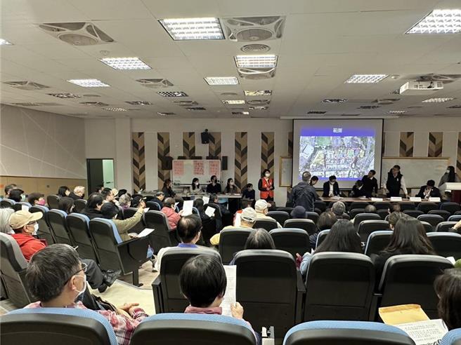 大直里长曹邦全12日晚间邀请「有意愿以之前3大公会鑑定之赔偿金额为和解条件的民眾」，在大直国小召开住户赔偿说明会，盼加速建筑物的赔偿。（民眾提供）