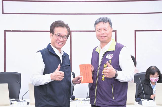 彰化县政府13日宣布民政处长赖致富（右）选择于3月16日自愿退休，其职务将由县府参议曾金来代理。（彰化政府提供／孙英哲彰化传真）