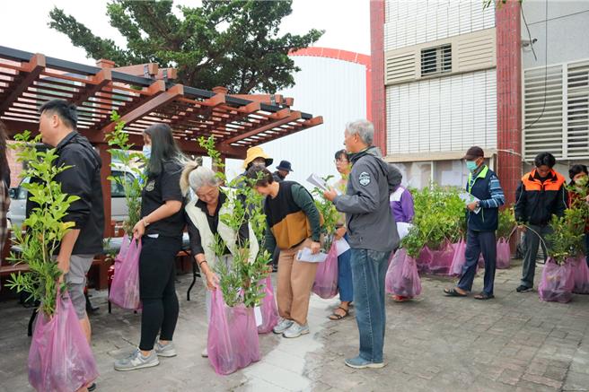 林保署台东分署13日在绿岛举办赠苗及防火宣导活动。（林保署台东分署提供／蔡旻妤台东传真）