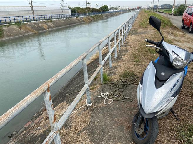 警方在水上鄉大堀村嘉南大圳中興橋旁發現曾男機車，但人已不知去向。（嘉義縣消防局提供∕呂妍庭嘉義傳真）