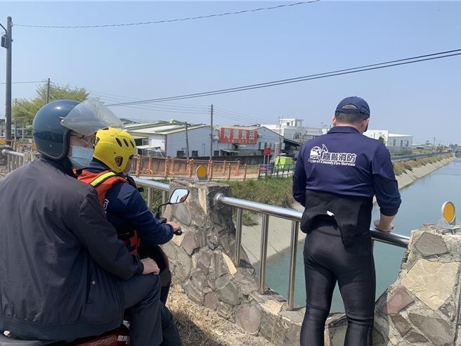 消防局派遣多個分隊沿嘉南大圳沿岸擴大搜尋至入夜未果。（嘉義縣消防局提供∕呂妍庭嘉義傳真）