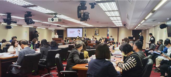 立委林淑芬今天在立法院关心此事，劳动部部长许铭春则证实已在研拟相关试办计画。（林良齐摄）