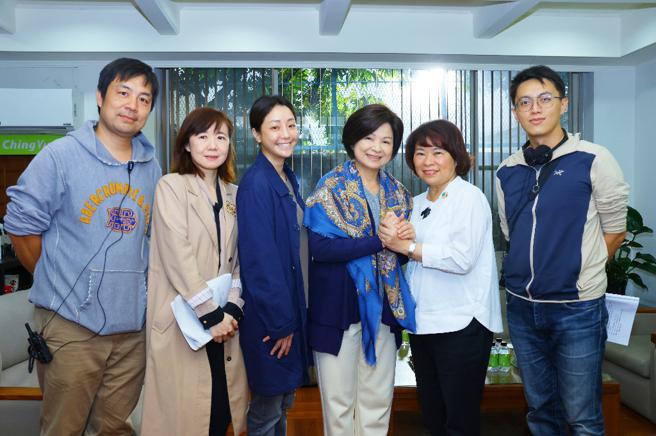 黄敏惠和我们与恶的距离2 演员合影(右一导演林君阳，右三、四主演杨贵媚、谢欣颖（图片来源：嘉义市观光新闻处提供）