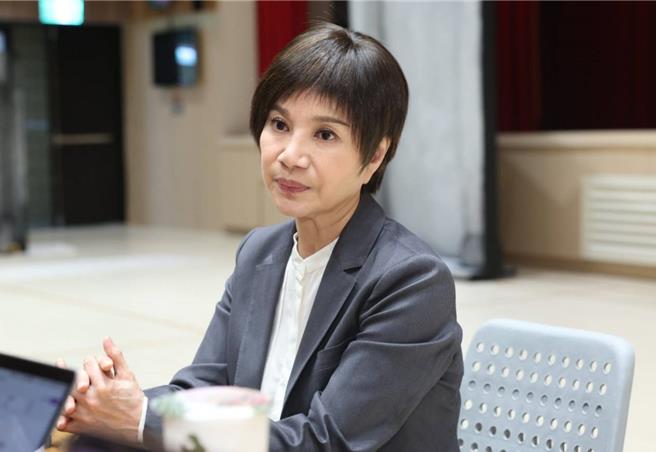 唐美云被问虐童案表情沈重。（粘耿豪摄）