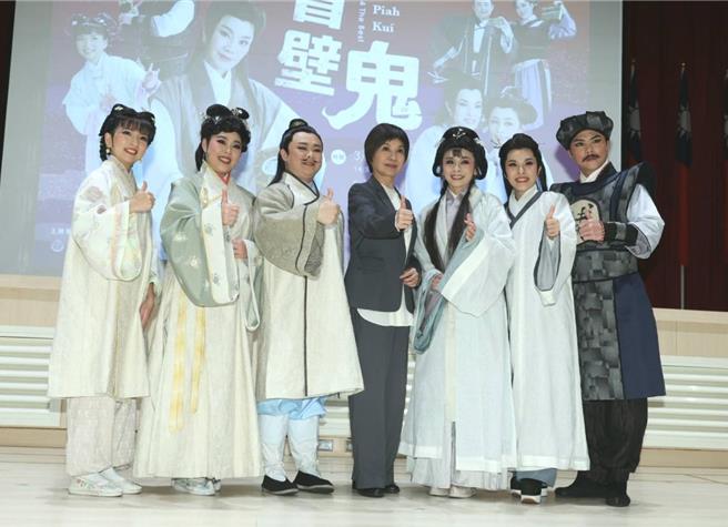 唐美云13日率唐美云歌仔戏团出席与法务部联合举办的「戏说人权」─《冒壁鬼》预演记者会。（粘耿豪摄）