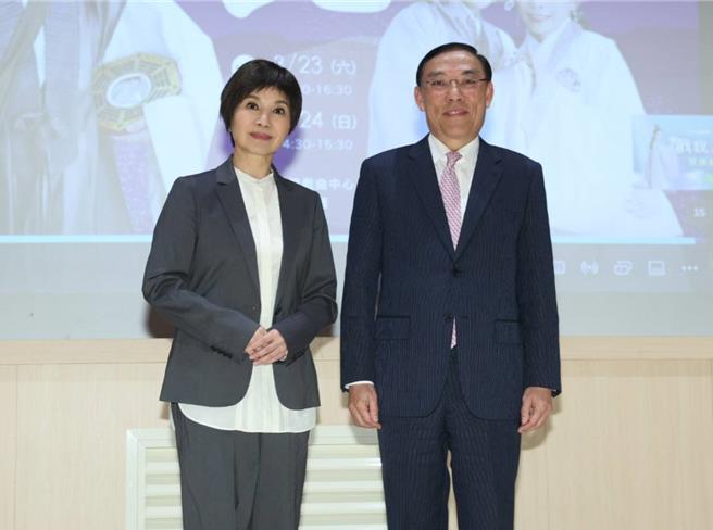 唐美云13日与法务部长蔡清祥一起出席「戏说人权」─《冒壁鬼》预演记者会。（粘耿豪摄）