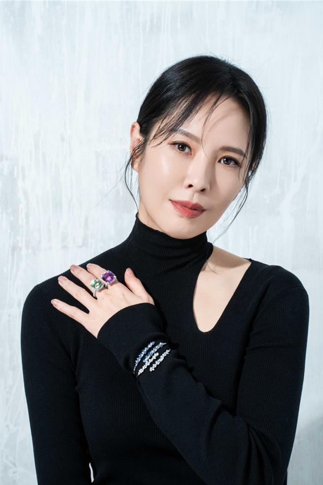 天心以一身黑色不對稱剪裁套裝搭配珠寶，氣勢輕鬆駕馭。她配戴Damiani Mimosa含羞草18K白金鑽石手環29萬元、含羞草18K金藍寶石鑽石手環24萬2500元、18K白金孔賽石鑽戒107萬元、18K白金薄荷碧璽鑽戒146萬元。（石智中攝／服裝提供Fendi）