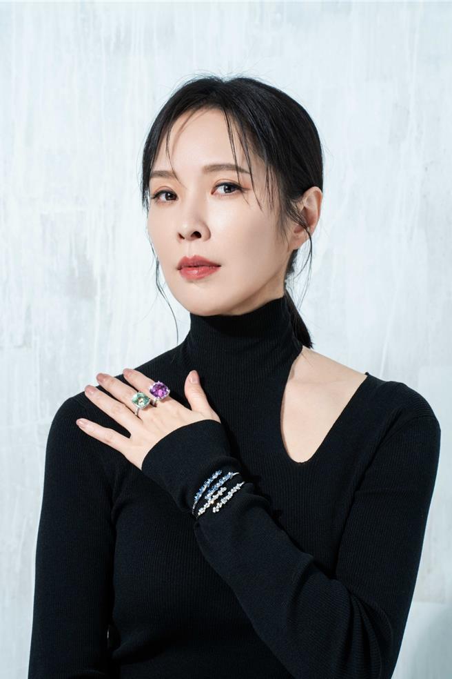 天心以一身黑色不對稱剪裁套裝搭配珠寶，氣勢輕鬆駕馭。她配戴Damiani Mimosa含羞草18K白金鑽石手環29萬元、含羞草18K金藍寶石鑽石手環24萬2500元、18K白金孔賽石鑽戒107萬元、18K白金薄荷碧璽鑽戒146萬元。（石智中攝／服裝提供Fendi）