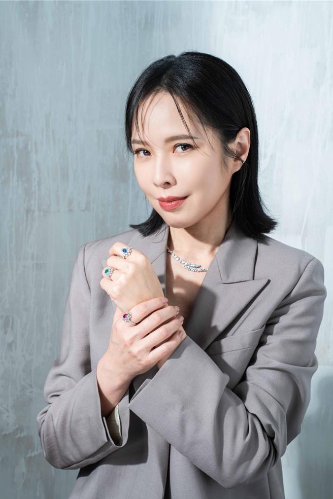 天心以單純的西裝外套無襯造型，展現了自身氣勢與Damiani珠寶的完美融合。Damiani含羞草白金鑽石項鍊74萬5000元、含羞草18K白金紅寶石戒指22萬7500元、含羞草18K白金祖母綠戒指26萬9500元、含羞草白金藍寶石鑽石戒指20萬9500元。（石智中攝／服裝提供Fendi）