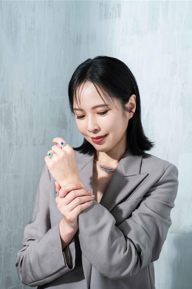 天心以單純的西裝外套無襯造型，展現了自身氣勢與Damiani珠寶的完美融合。Damiani含羞草白金鑽石項鍊74萬5000元、含羞草18K白金紅寶石戒指22萬7500元、含羞草18K白金祖母綠戒指26萬9500元、含羞草白金藍寶石鑽石戒指20萬9500元。（石智中攝／服裝提供Fendi）