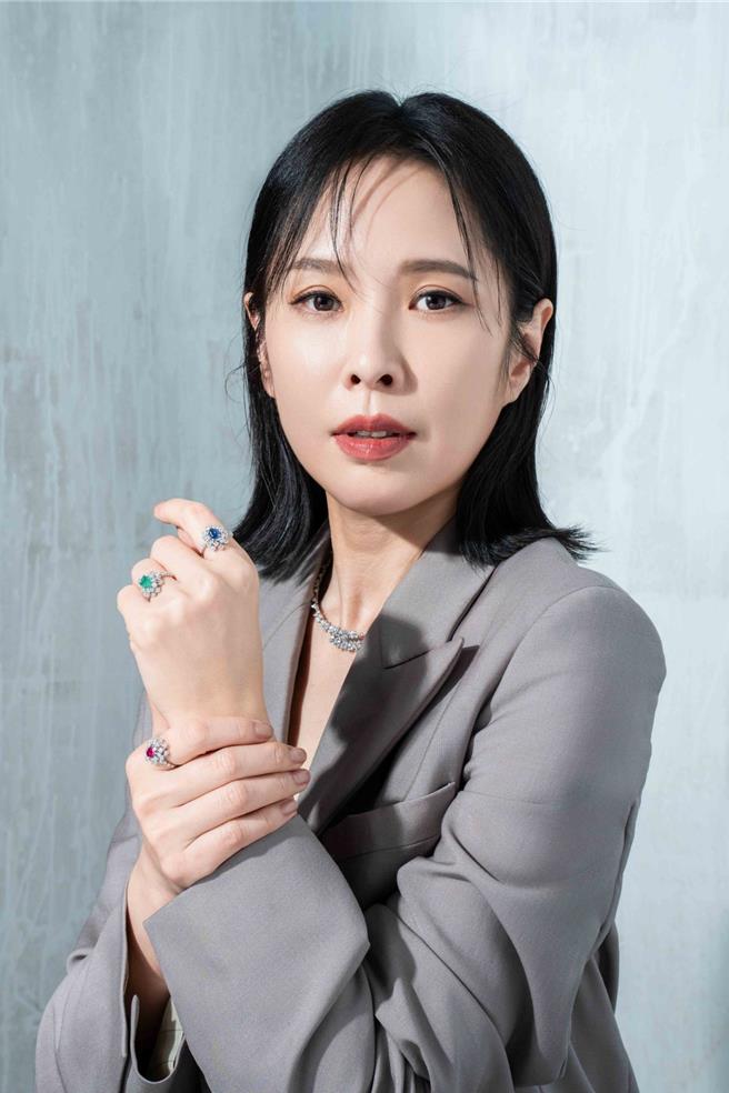 天心以單純的西裝外套無襯造型，展現了自身氣勢與Damiani珠寶的完美融合。Damiani含羞草白金鑽石項鍊74萬5000元、含羞草18K白金紅寶石戒指22萬7500元、含羞草18K白金祖母綠戒指26萬9500元、含羞草白金藍寶石鑽石戒指20萬9500元。（石智中攝／服裝提供Fendi）