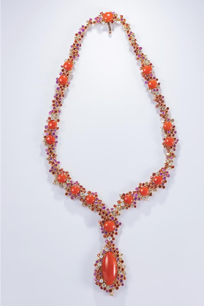 Damiani Mimosa 18K玫瑰金鑲鑽、藍寶石與珊瑚項鍊，售價 292萬元。（Damiani提供／黃唯淯台北傳真）