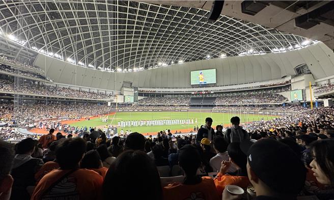 台北大巨蛋日前舉辦中職中信兄弟與日職讀賣巨人的交流賽，一共有37890人入場觀賽，創下台灣棒球比賽入場觀眾新高紀錄。（資料照片/丁上程攝）