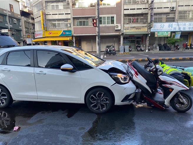中市西区13日发生自小客车闯红灯、追撞停等红灯的男骑士事故，30岁陈姓男骑士受重伤送医抢救，经医院宣告脑死。警方表示，初步研判肇因是自小客车李姓驾驶分心驾驶，全案交通大队调查厘清中。（民眾提供／陈淑芬台中传真）