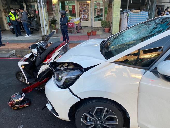 中市西区13日发生自小客车闯红灯、追撞停等红灯的男骑士事故，30岁陈姓男骑士受重伤送医抢救，经医院宣告脑死。警方表示，初步研判肇因是自小客车李姓驾驶分心驾驶，全案交通大队调查厘清中。（民眾提供／陈淑芬台中传真）