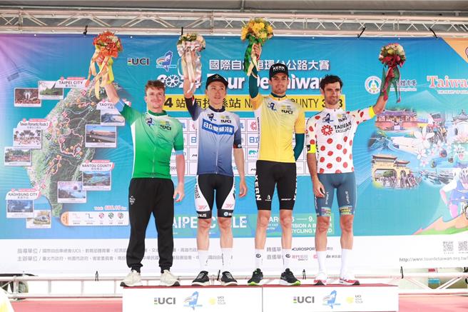 2024國際自由車環台賽南投站13日登場，義大利波爾蒂隊德卡桑（ 左起）獲綠衫、日本右京隊小石祐馬奪藍衫、西班牙柯恩製藥隊科博卡永獲黃衫、義大利科勒泰隊德邦斯獲紅點衫。（南投縣政府提供／楊靜茹南投傳真）