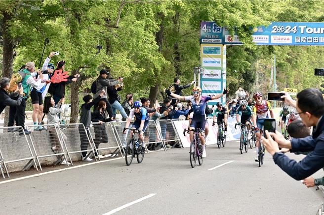 2024國際自由車環台公路大賽第4站13日登場，選手從南投縣政府出發騎往日月潭向山，挑戰單站距離最長167.15公里。（南投縣政府提供／楊靜茹南投傳真）
