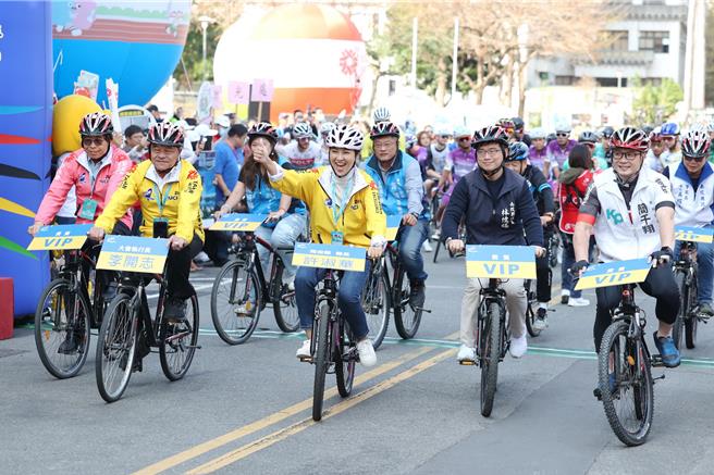 2024國際自由車環台公路大賽南投站登場，賽前南投縣長許淑華（右3）、南投縣議員林儒暘（右2）、簡千翔（右）等人帶著選手暖身。（南投縣政府提供／楊靜茹南投傳真）