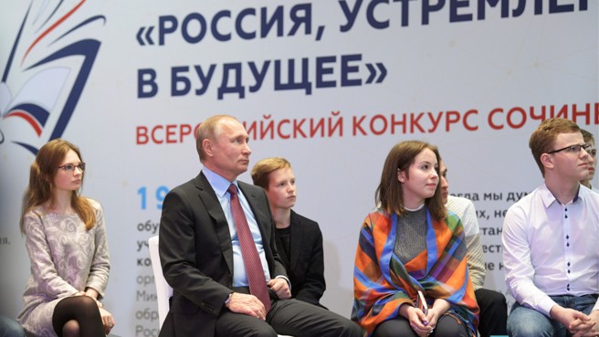 俄罗斯总统普丁接见年轻人，他相信自己的年轻选民支持度很高。(图/TASS)